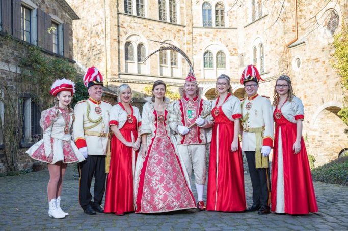 2019 Prinz Bernhard I. und Prinzessin Anne II. (Jäger) Gruppe in festlicher Kleidung, darunter eine Königin, steht vor historischem Gebäude.