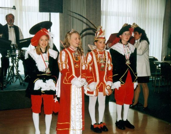 2000 Kinderprinz Martin I. und Kinderpinzessin Caroline I. mit Hofstaat