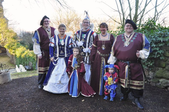 2017 Prinz Michael I. und Prinzessin Silke I. (Matern) Gruppe in historischen Gewändern, posierend im Freien, mit Kinder und bunten Kostümen.